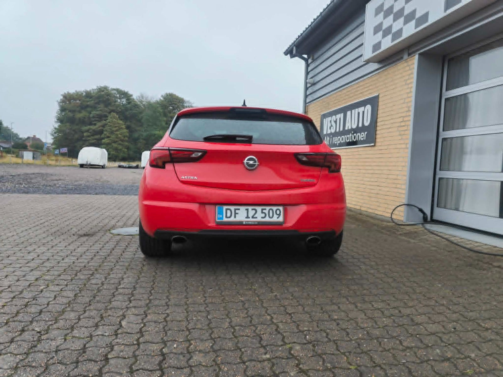 Rød Opel Astra fra 2016