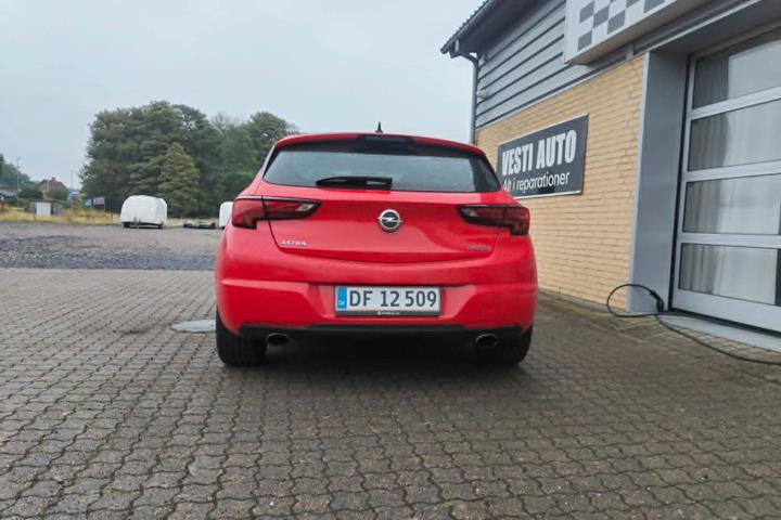 Rød Opel Astra fra 2016