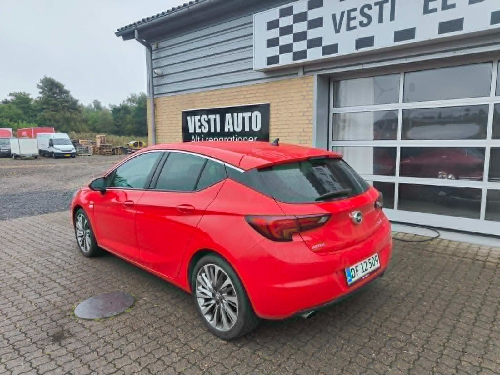 Rød Opel Astra fra 2016
