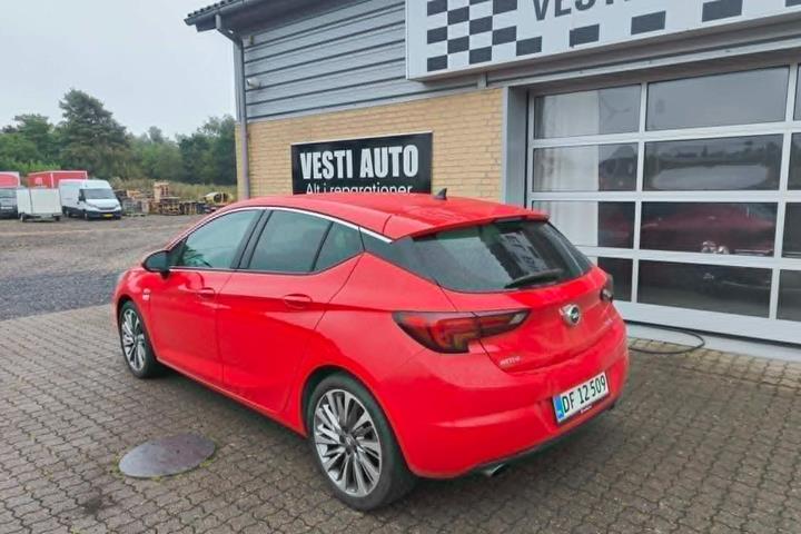 Rød Opel Astra fra 2016