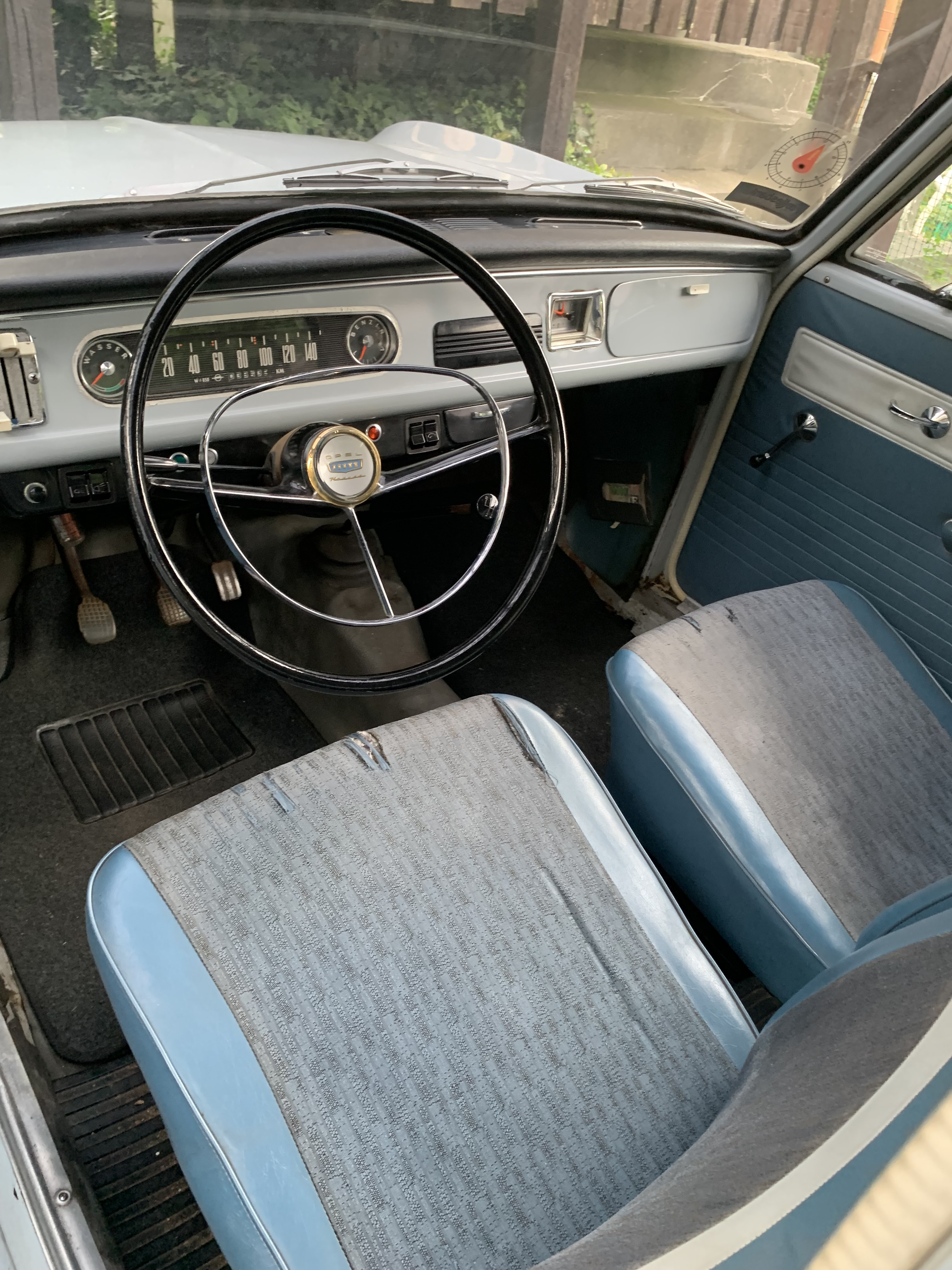 Blå Opel Kadett fra 1964