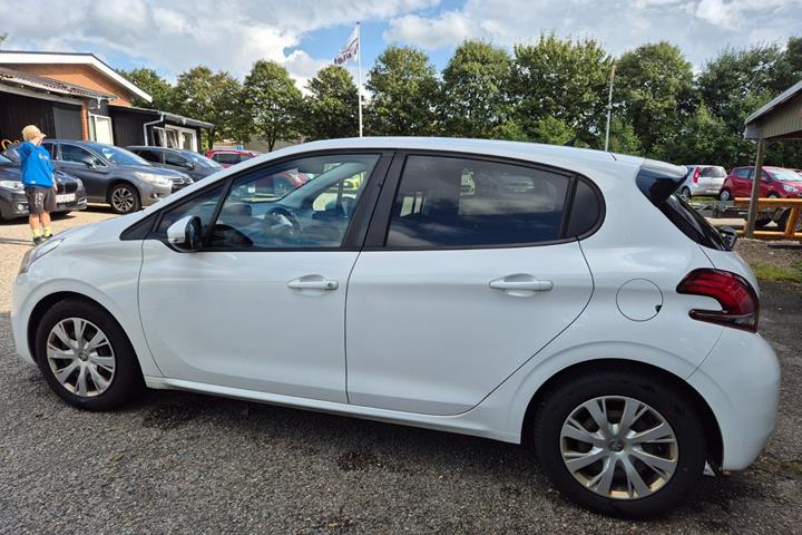 Grøn Peugeot 208 fra 2015