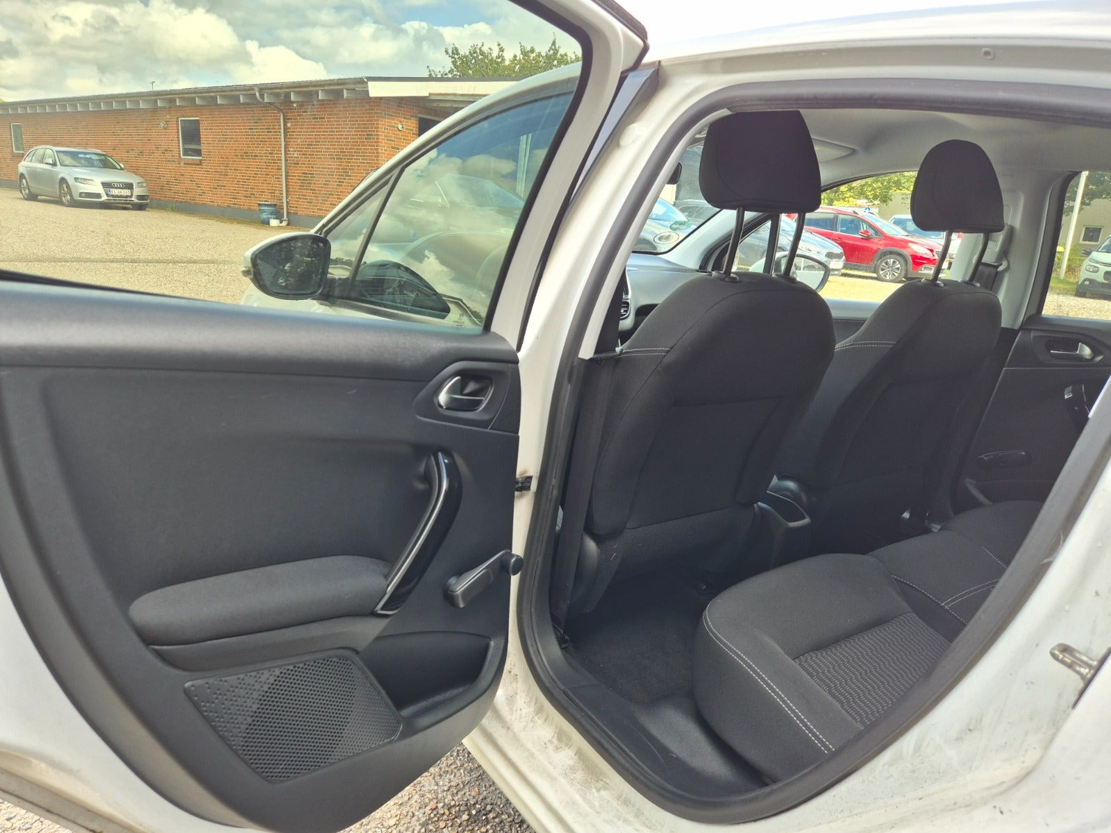Grøn Peugeot 208 fra 2015
