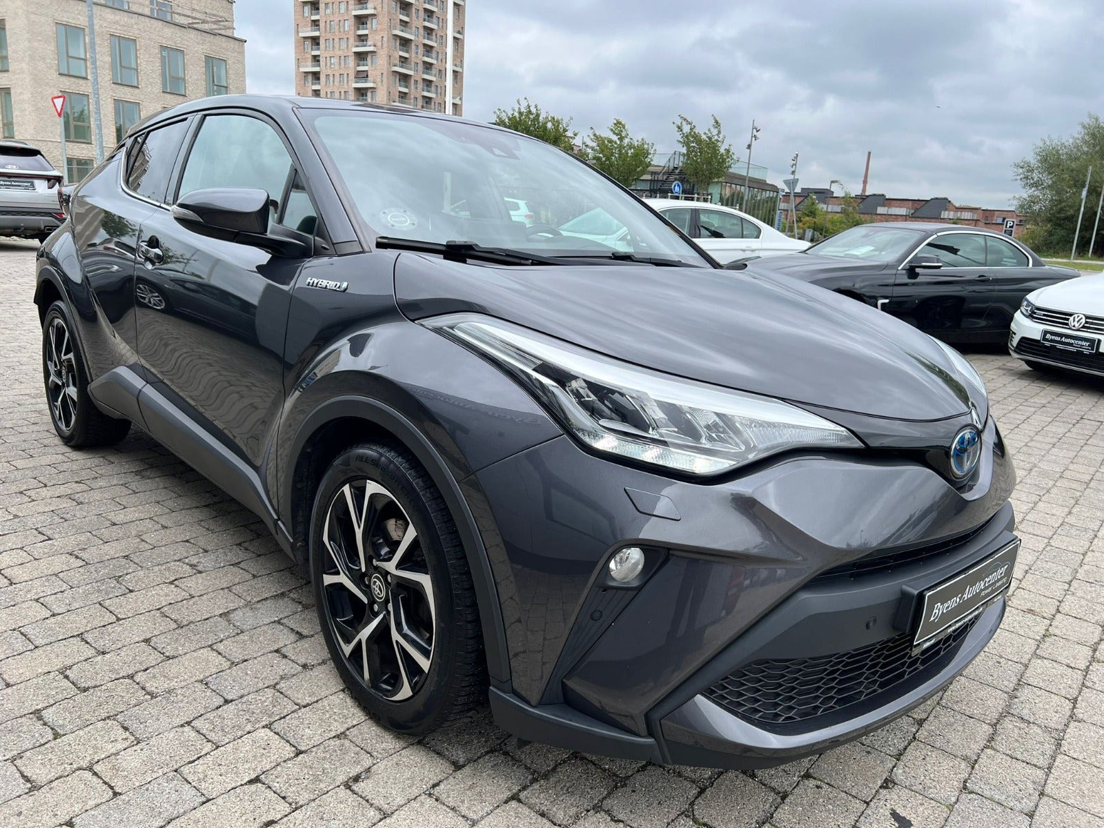 Grå Toyota C-HR fra 2020