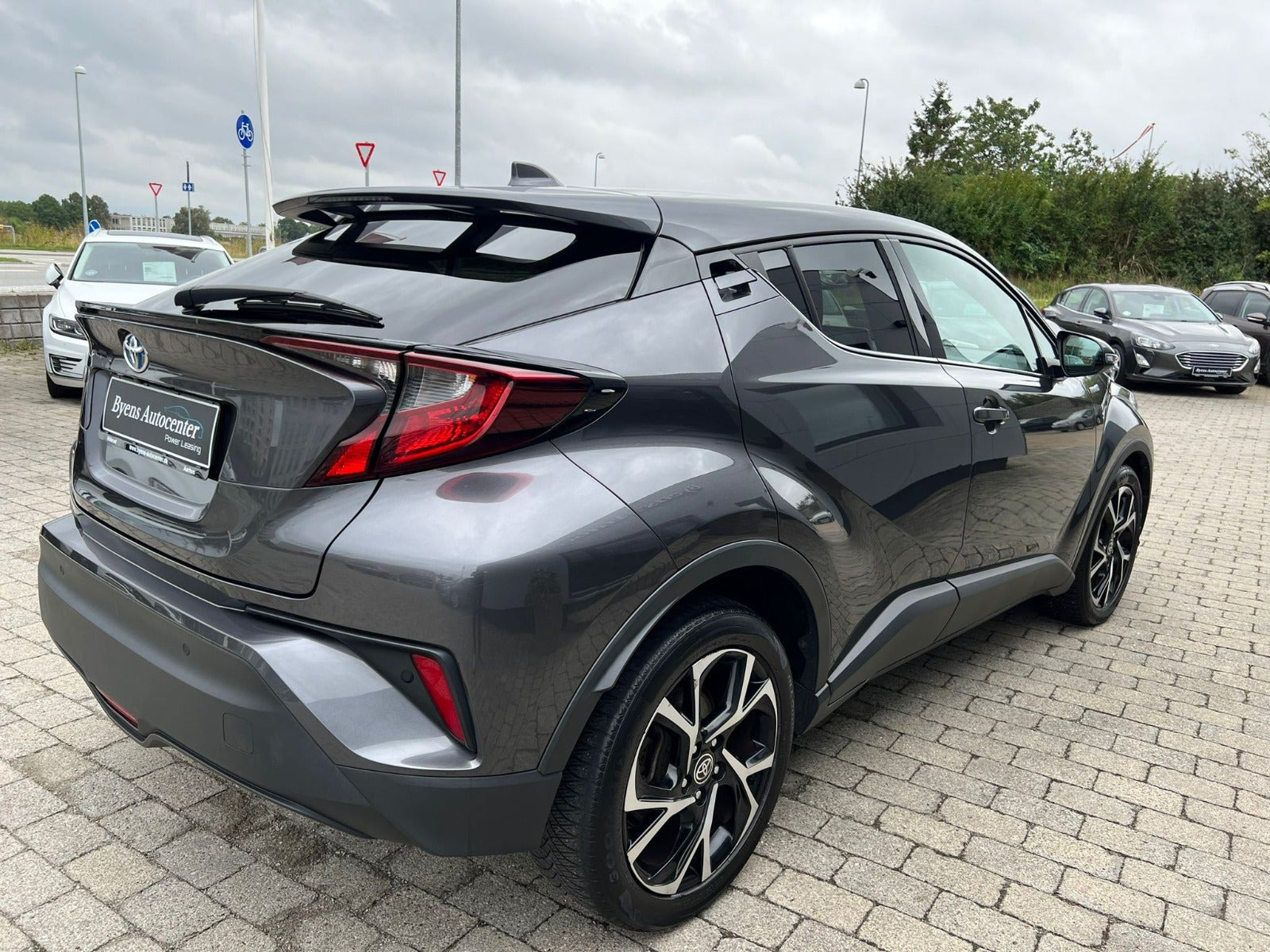 Grå Toyota C-HR fra 2020
