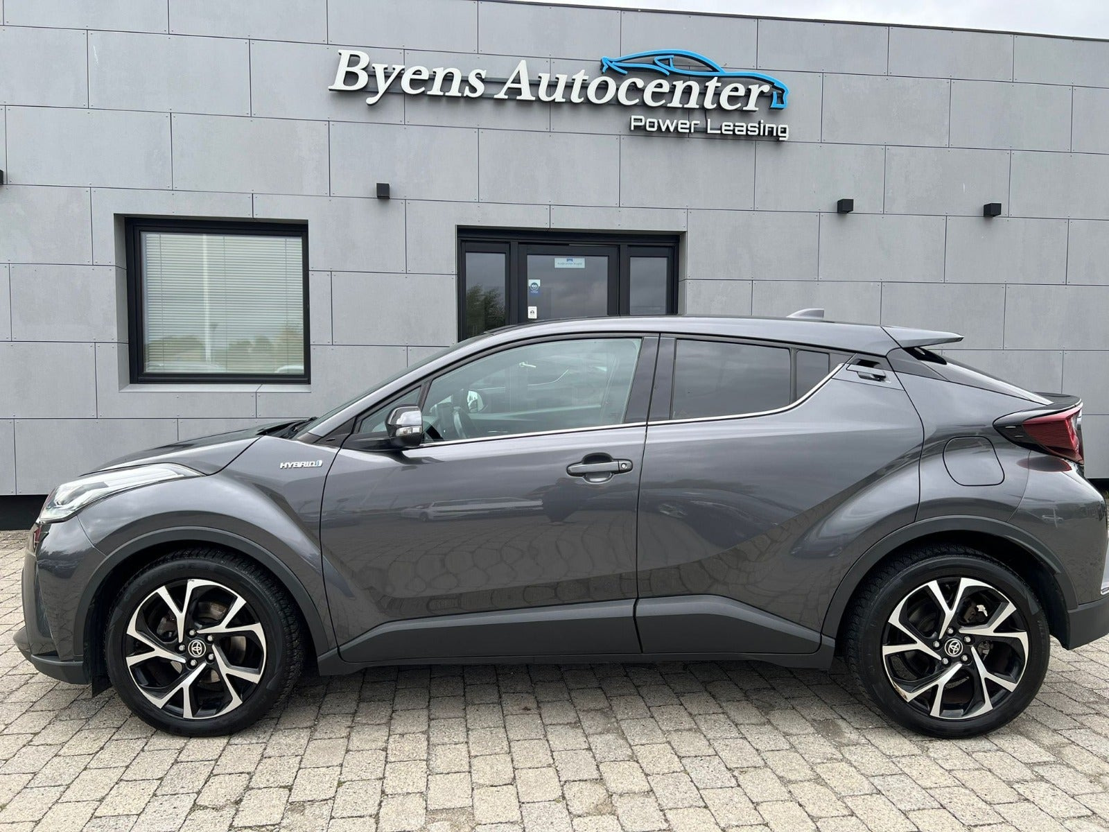 Grå Toyota C-HR fra 2020