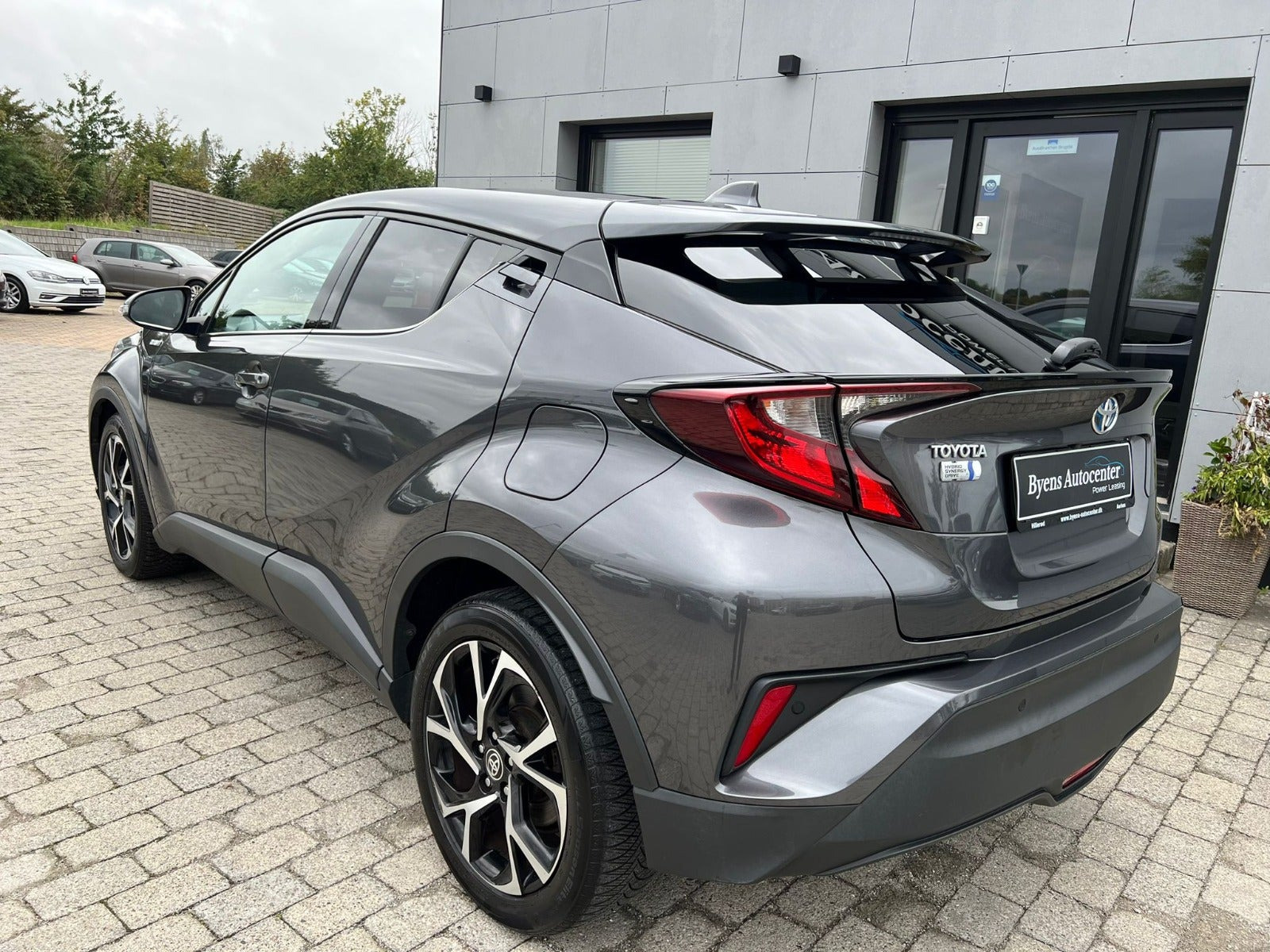 Grå Toyota C-HR fra 2020