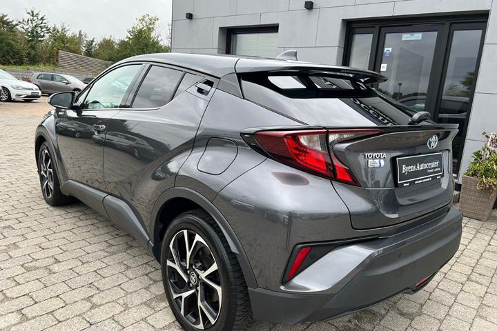 Grå Toyota C-HR fra 2020