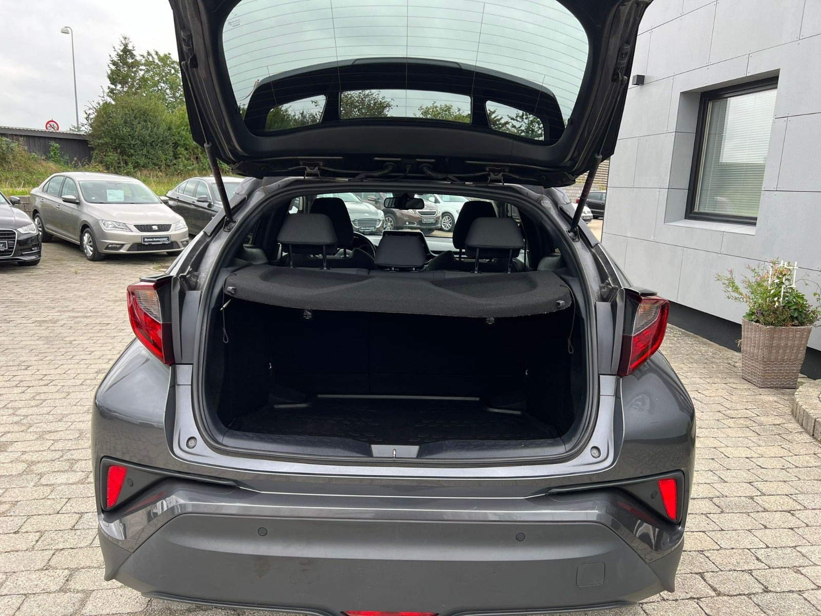 Grå Toyota C-HR fra 2020