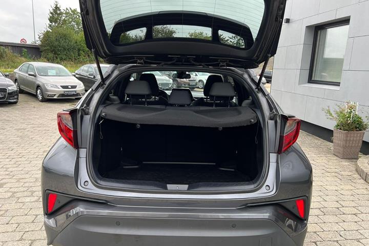 Grå Toyota C-HR fra 2020