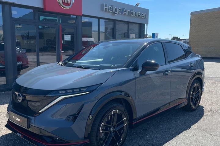 Grå Nissan Ariya fra 2026 set udefra