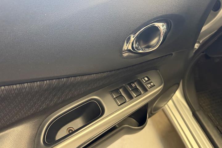 Sølv Nissan Note fra 2013