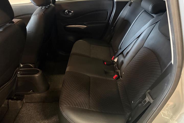 Sølv Nissan Note fra 2013