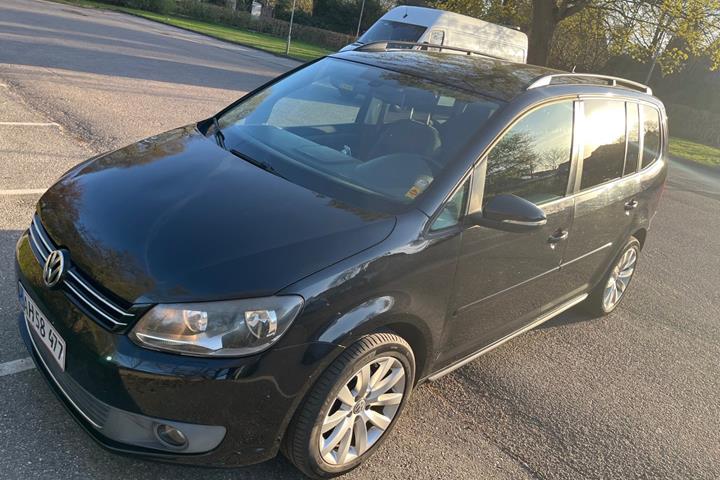 Sort VW Touran fra 2010 set udefra