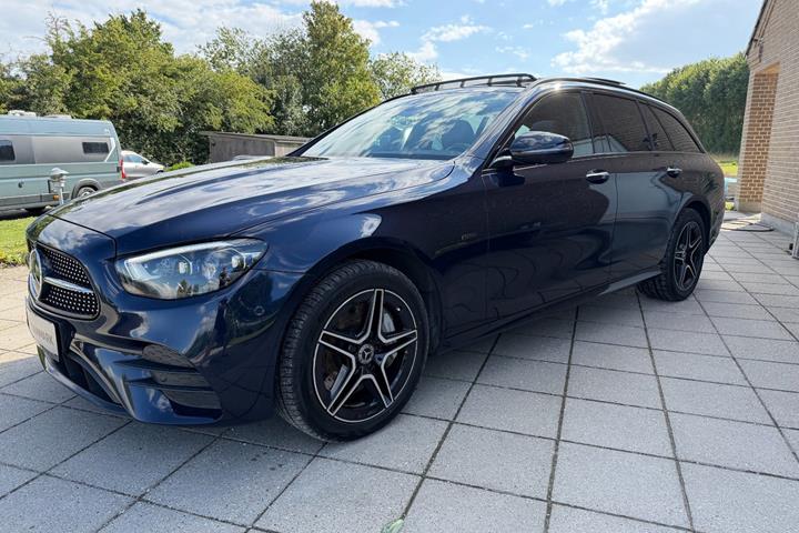Blå Mercedes E300 de fra 2020 set udefra