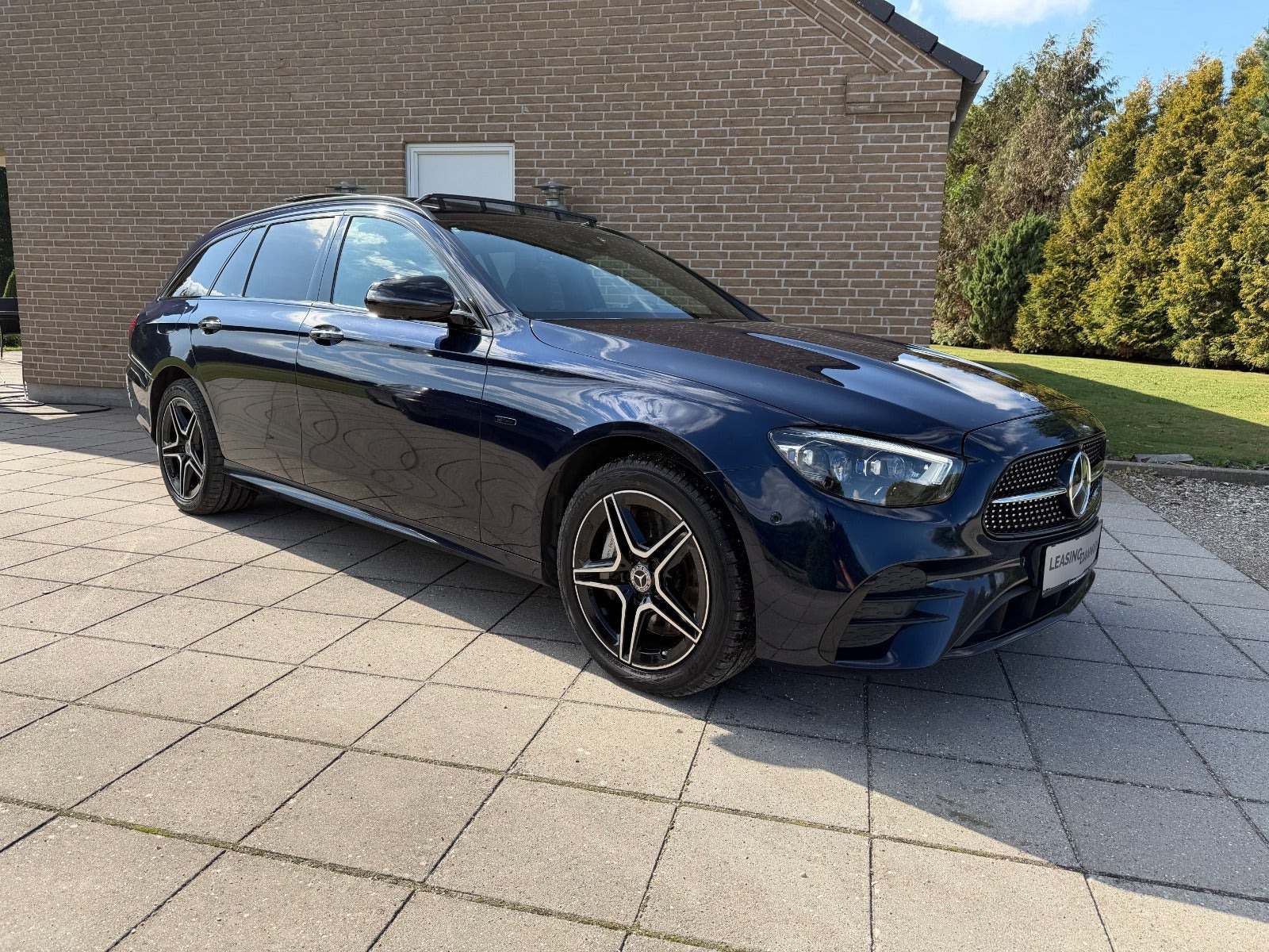 Blå Mercedes E300 de fra 2020