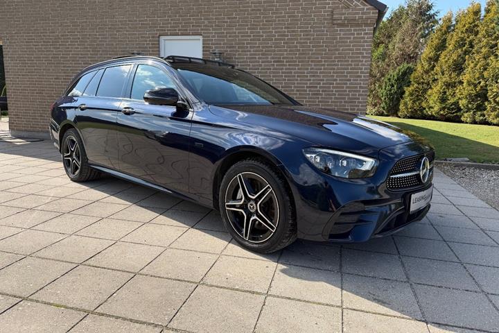 Blå Mercedes E300 de fra 2020