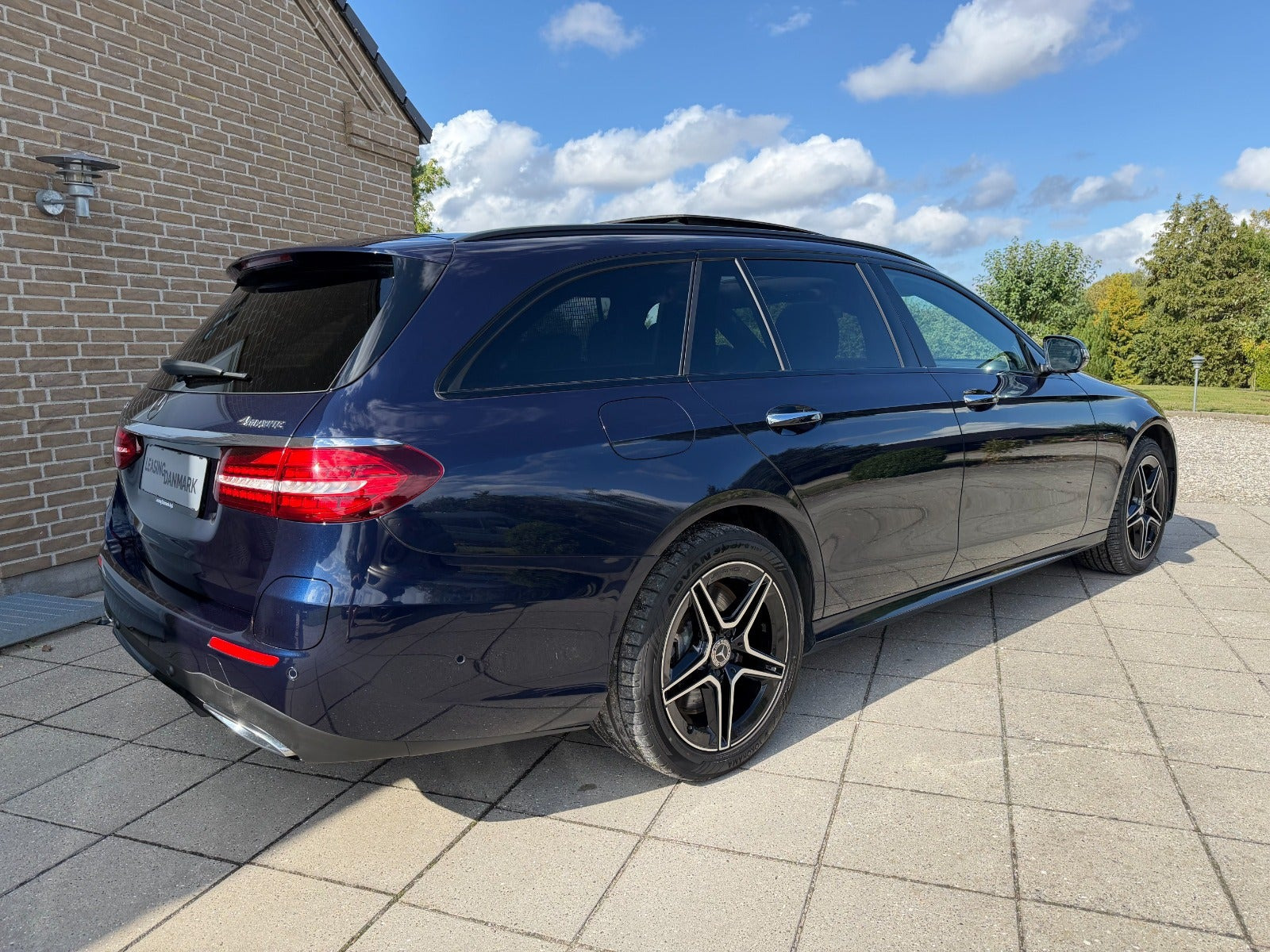 Blå Mercedes E300 de fra 2020