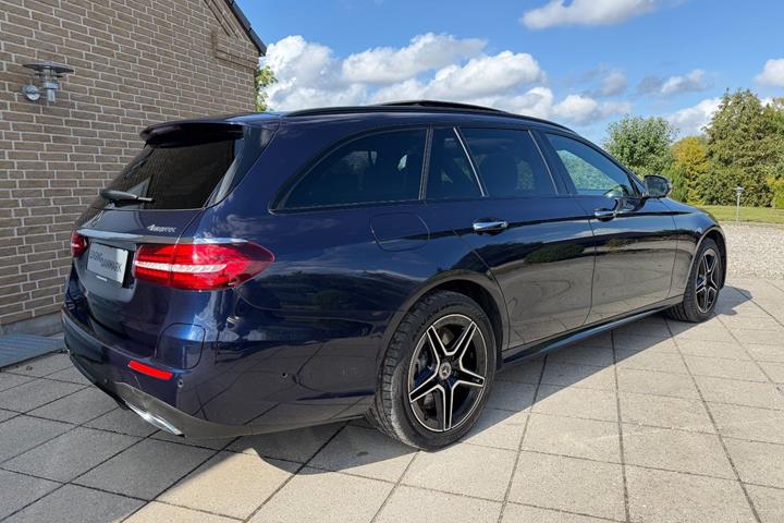 Blå Mercedes E300 de fra 2020