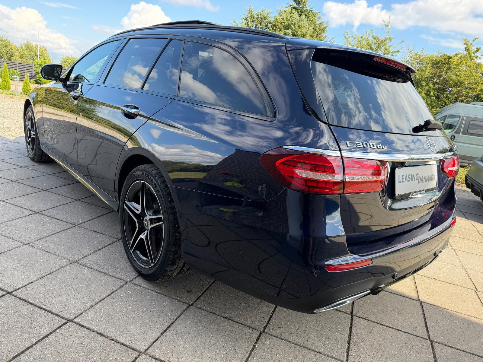 Blå Mercedes E300 de fra 2020