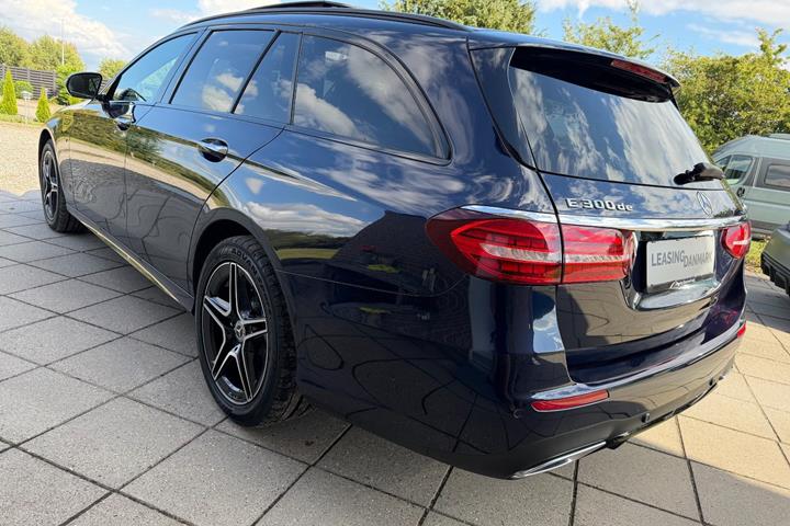 Blå Mercedes E300 de fra 2020