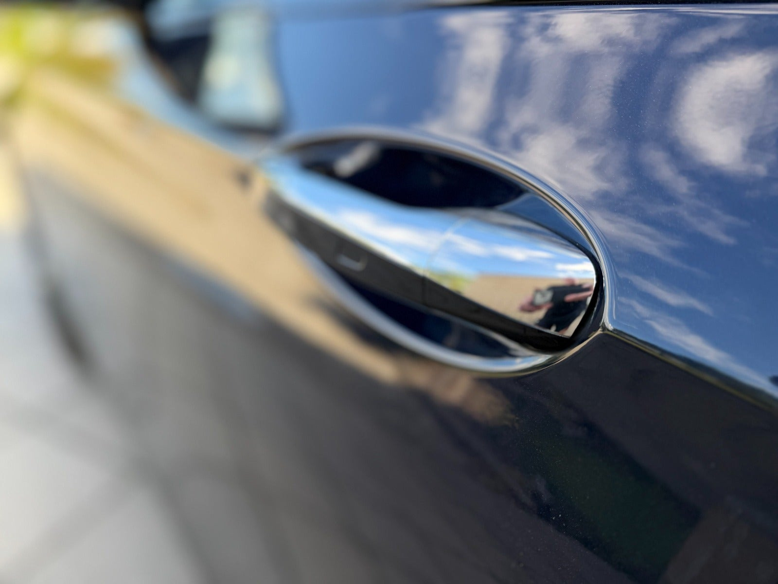 Blå Mercedes E300 de fra 2020