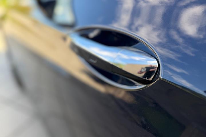 Blå Mercedes E300 de fra 2020