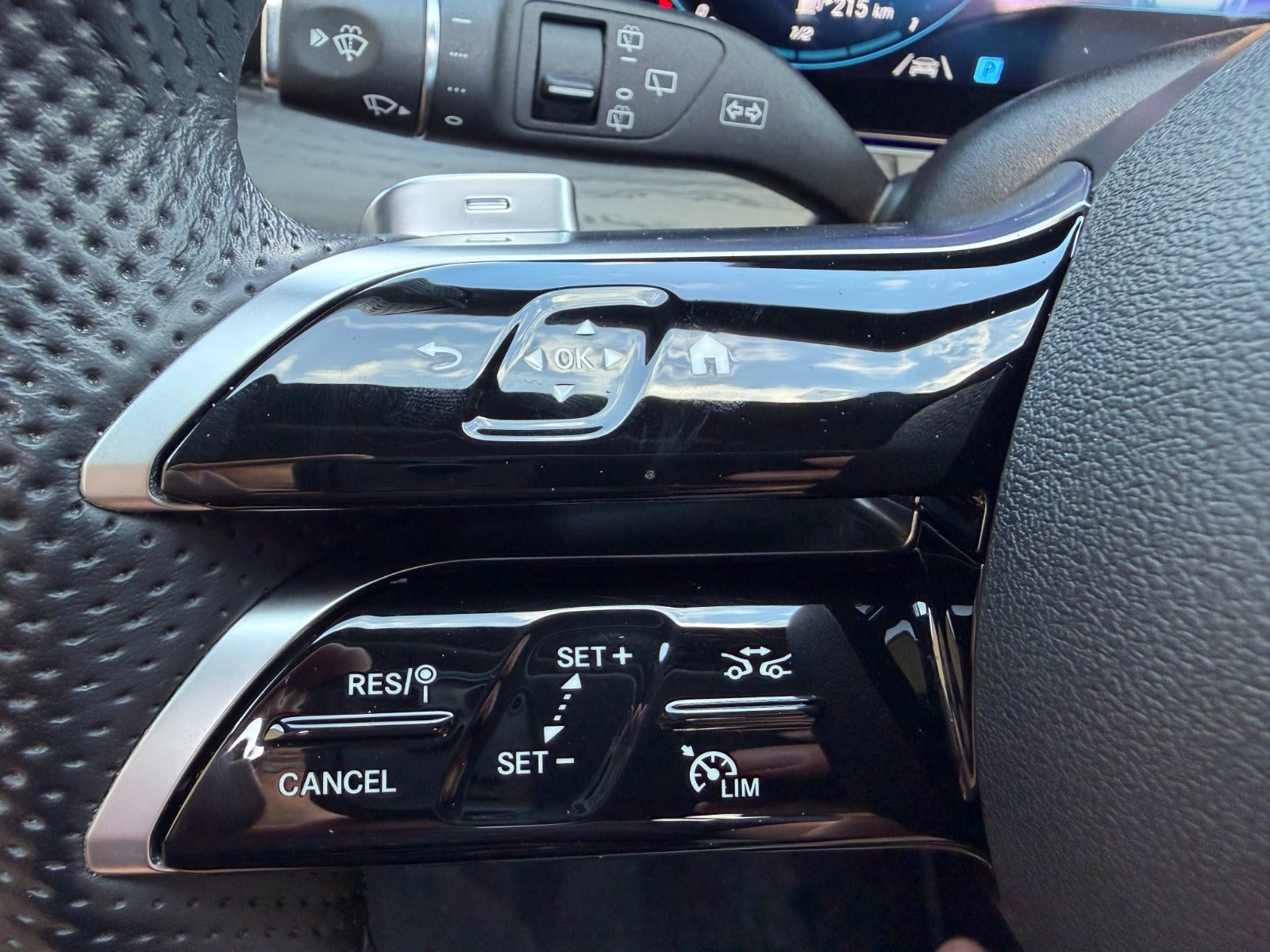 Blå Mercedes E300 de fra 2020
