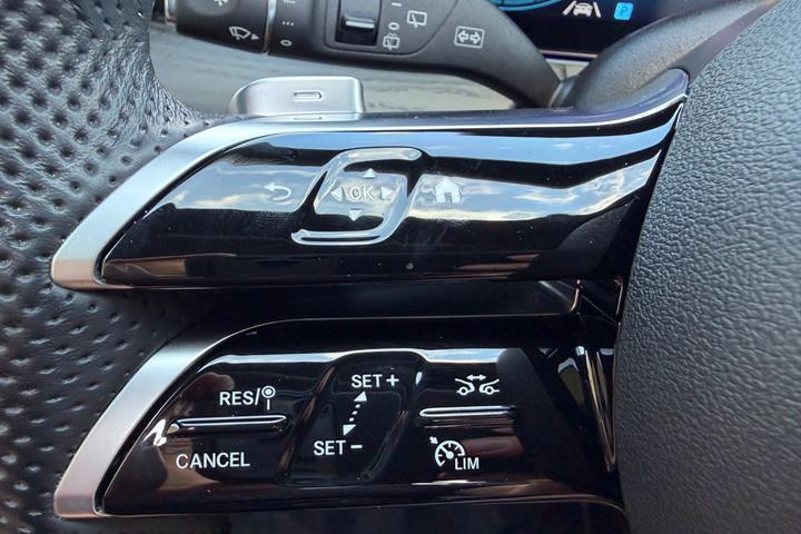 Blå Mercedes E300 de fra 2020
