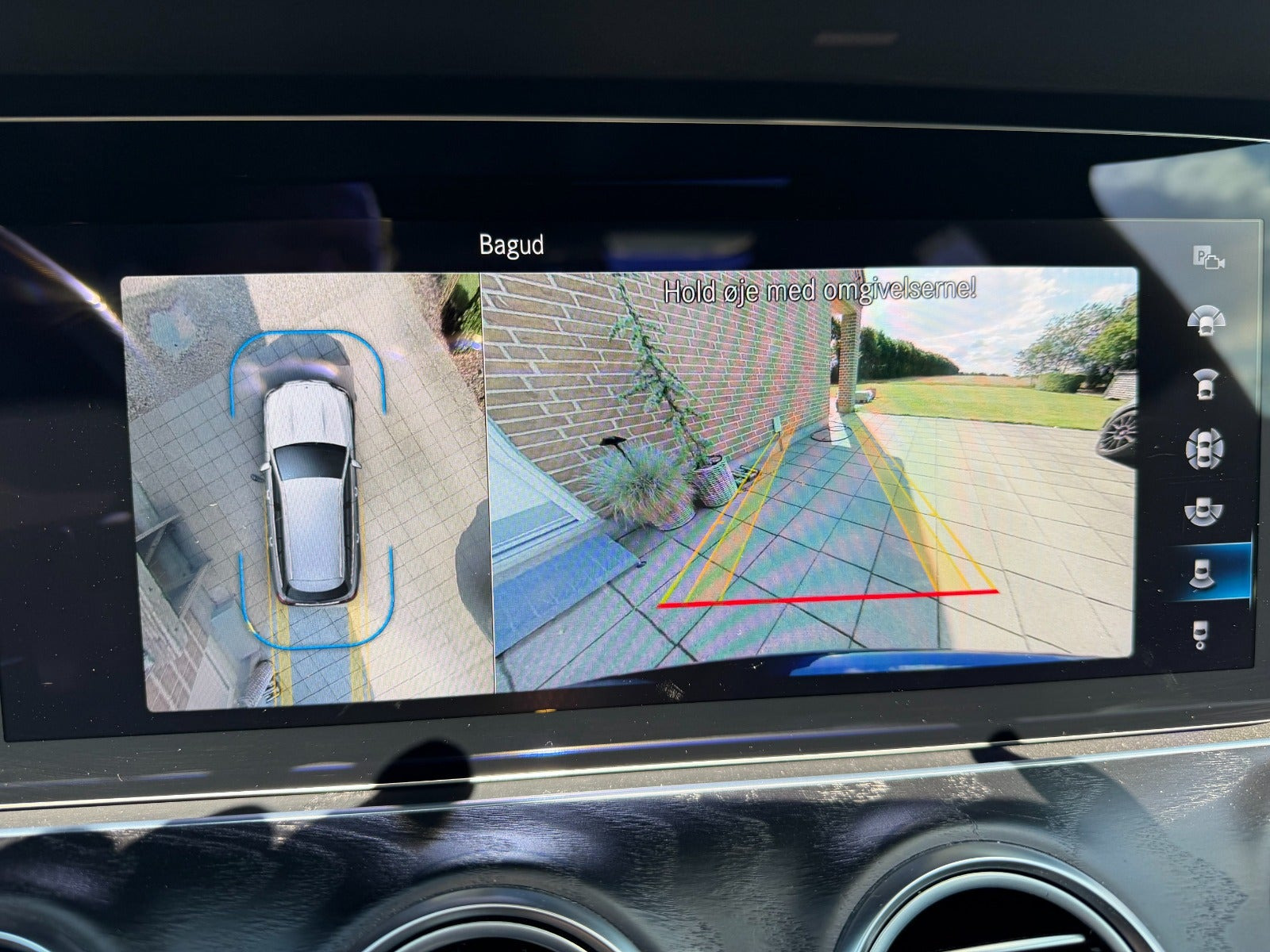 Blå Mercedes E300 de fra 2020