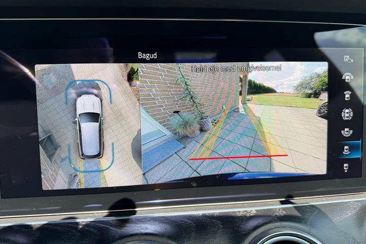 Blå Mercedes E300 de fra 2020