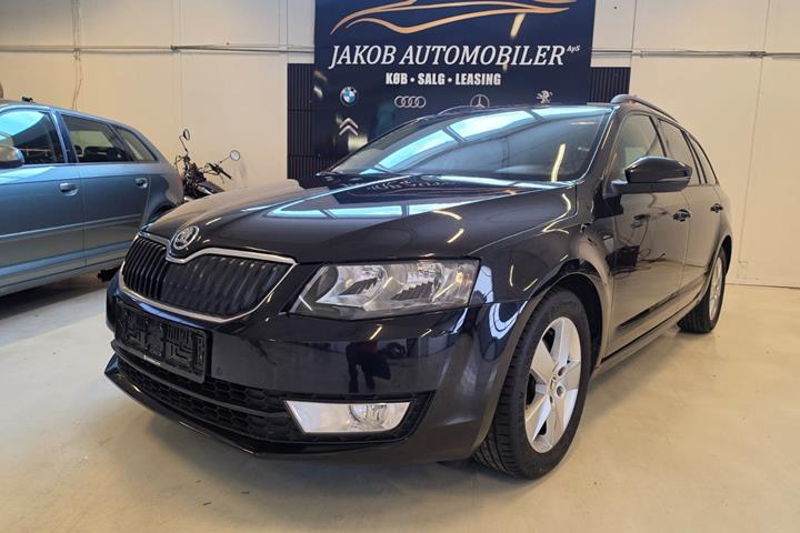 Sort Skoda Octavia fra 2016 set udefra