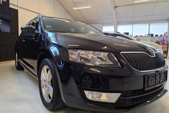 Sort Skoda Octavia fra 2016