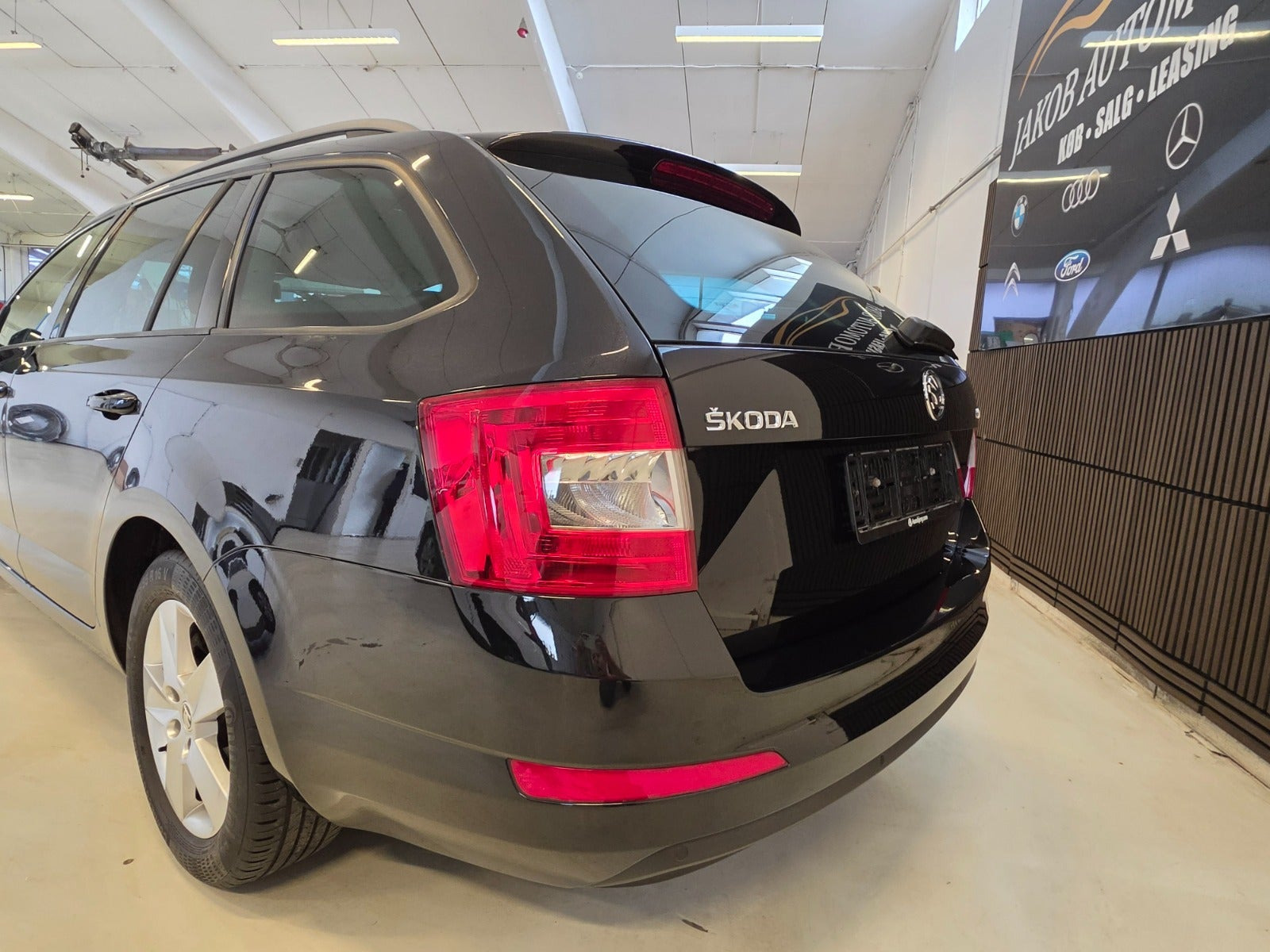Sort Skoda Octavia fra 2016