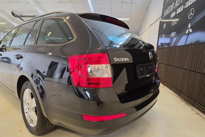 Sort Skoda Octavia fra 2016