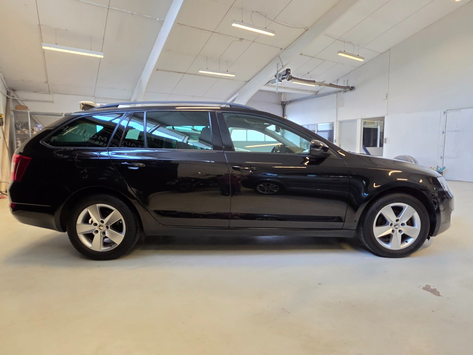 Sort Skoda Octavia fra 2016