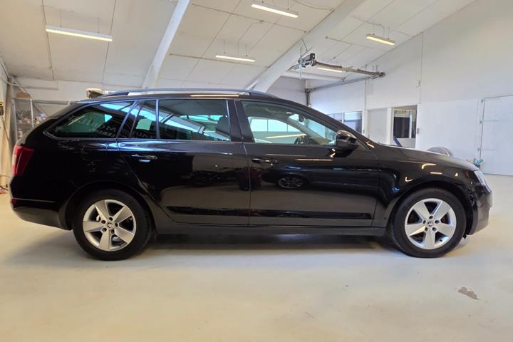 Sort Skoda Octavia fra 2016