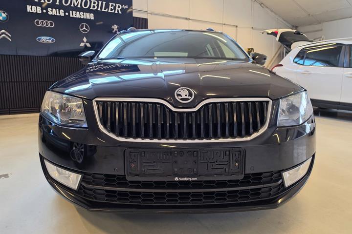 Sort Skoda Octavia fra 2016