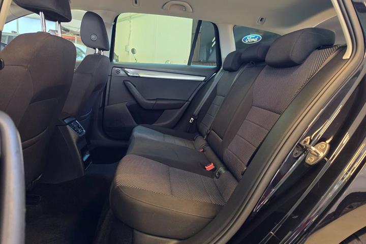 Sort Skoda Octavia fra 2016