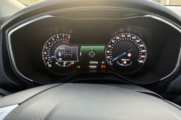 Grå Ford Mondeo fra 2015