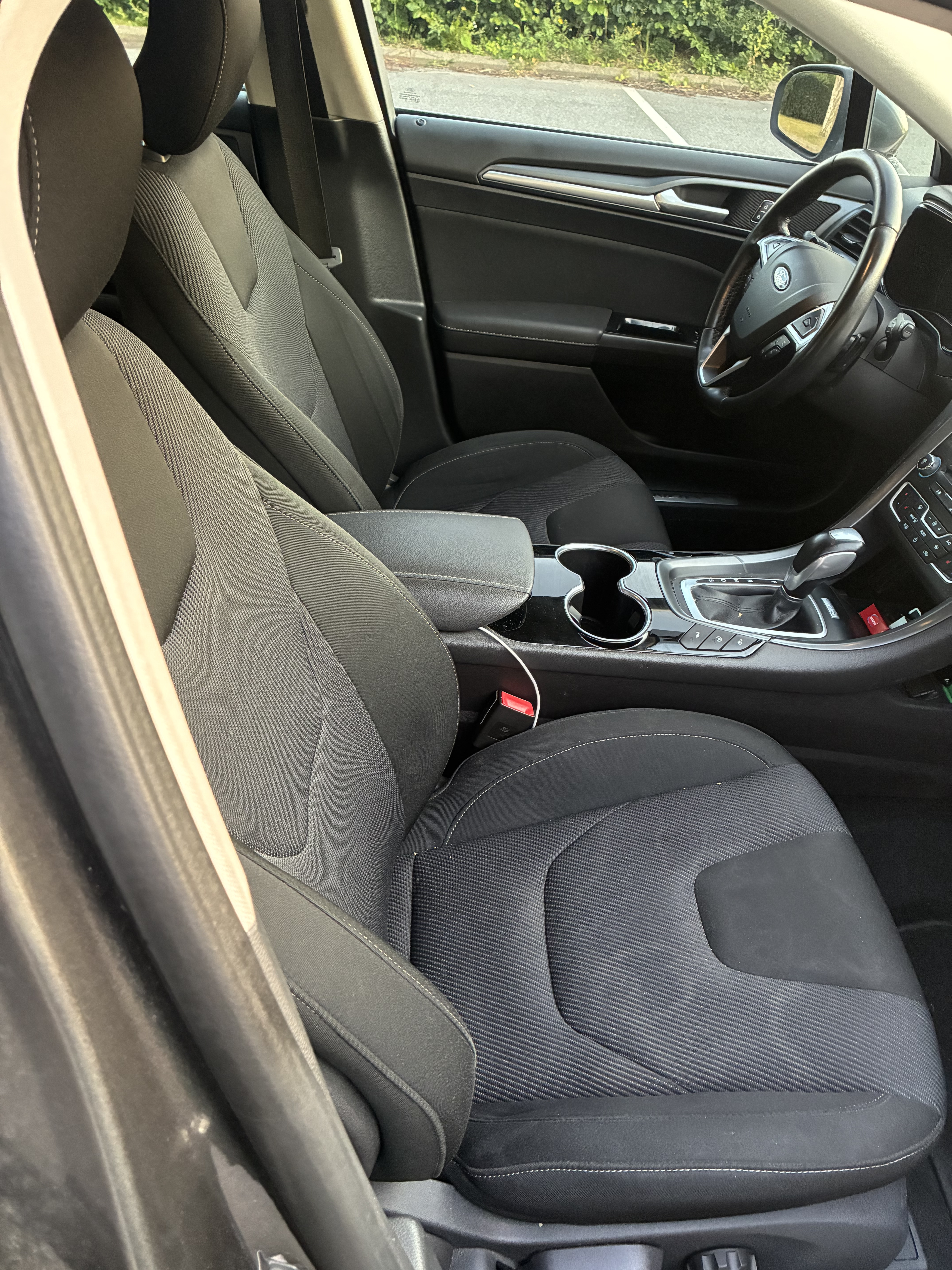 Grå Ford Mondeo fra 2015