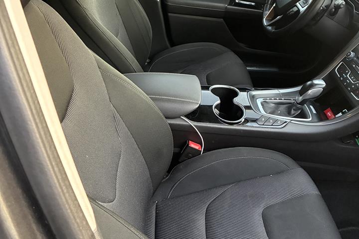 Grå Ford Mondeo fra 2015