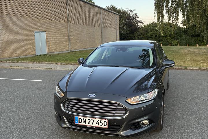 Grå Ford Mondeo fra 2015