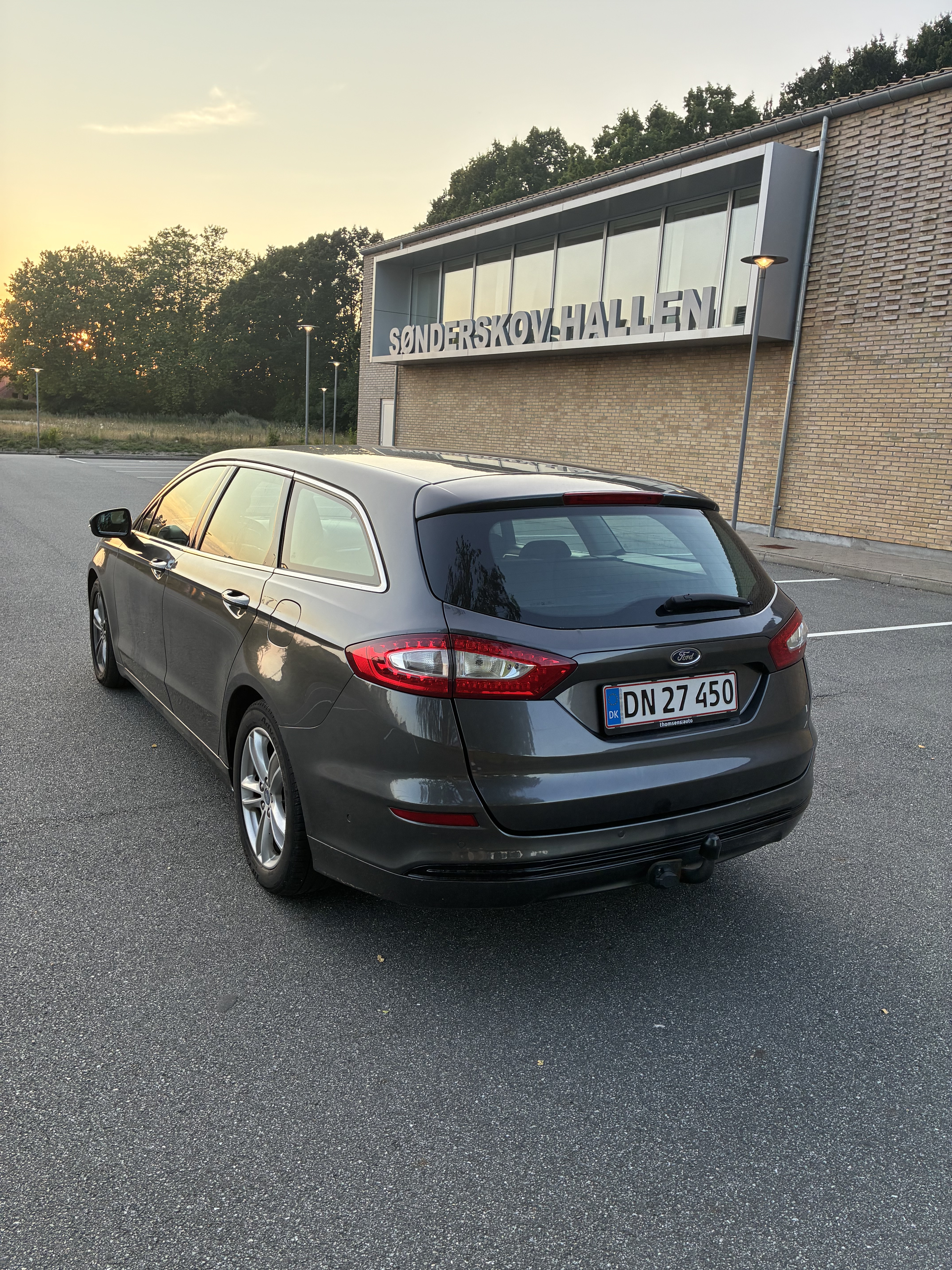 Grå Ford Mondeo fra 2015