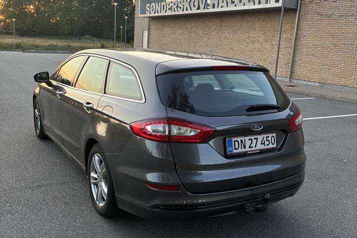 Grå Ford Mondeo fra 2015