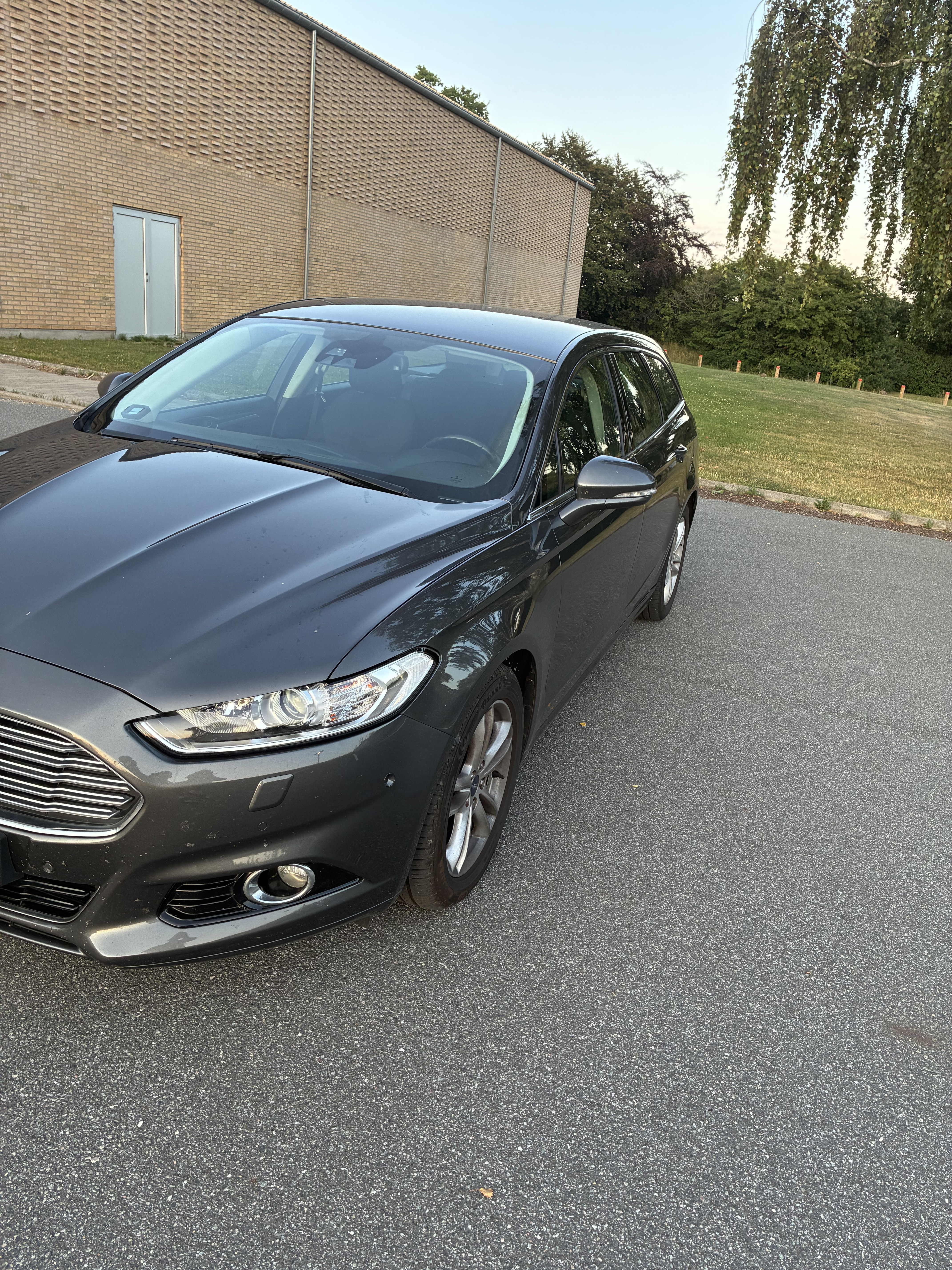 Grå Ford Mondeo fra 2015
