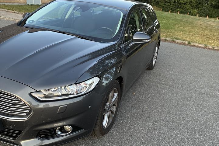 Grå Ford Mondeo fra 2015