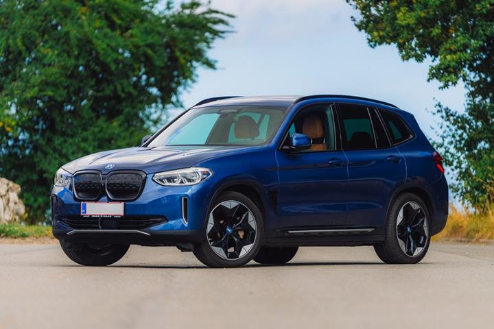 Blå BMW iX3 fra 2021 set udefra