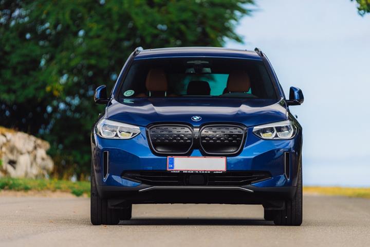 Blå BMW iX3 fra 2021