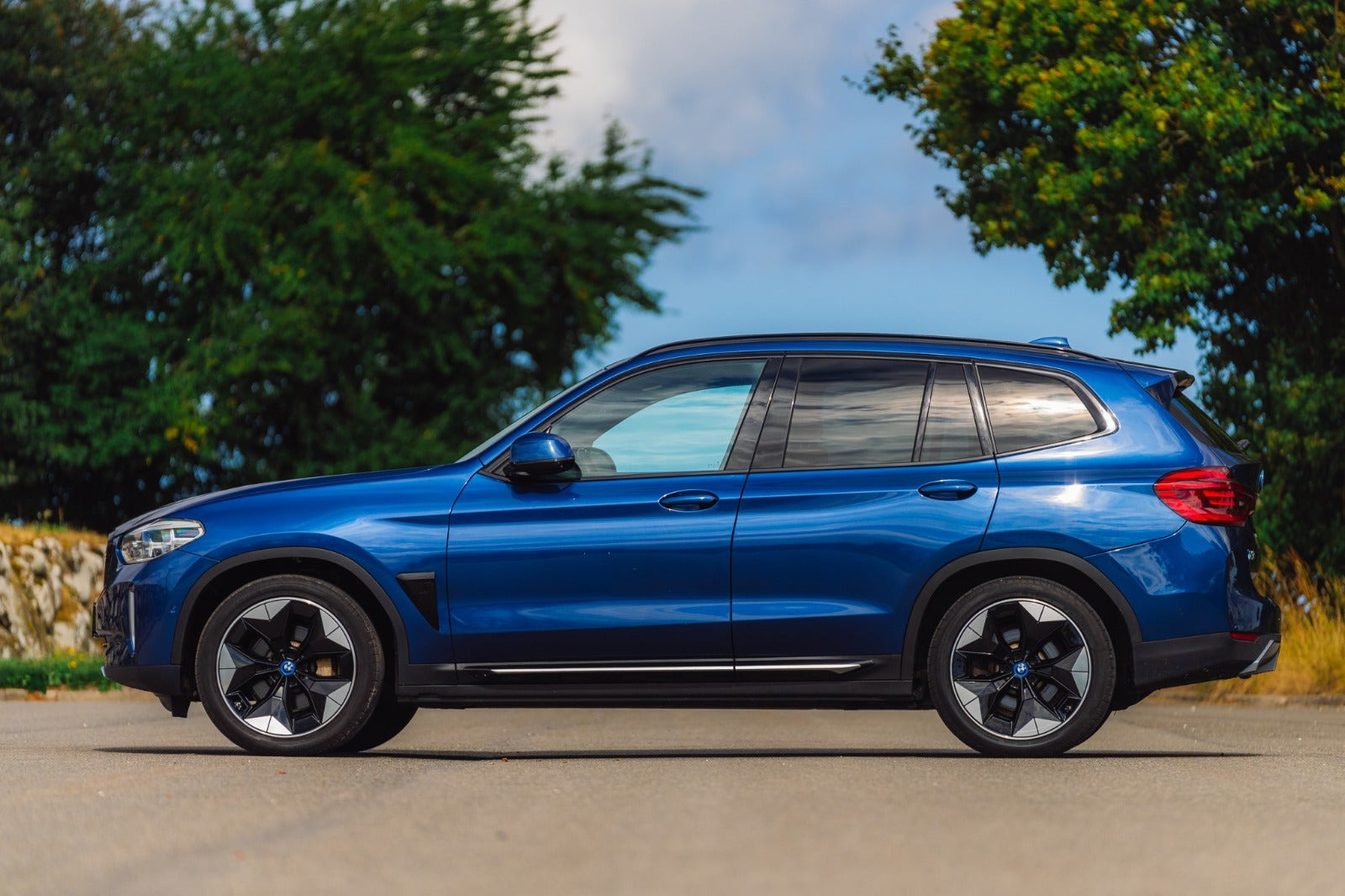 Blå BMW iX3 fra 2021